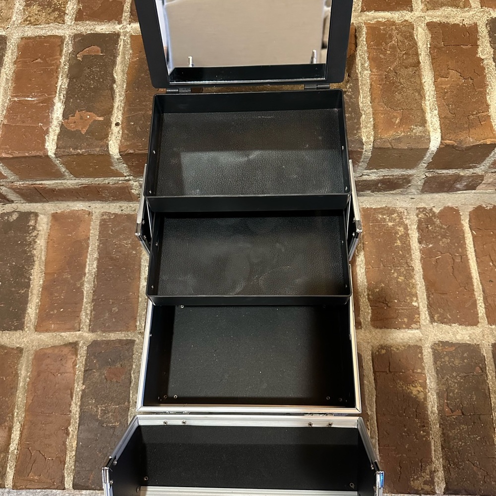 Paris-themed three-tier makeup box carry case with mirror - Picture 2 of 4